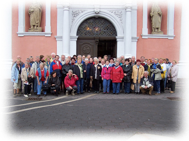 Wanderfreunde vor der Basilika in Prüm